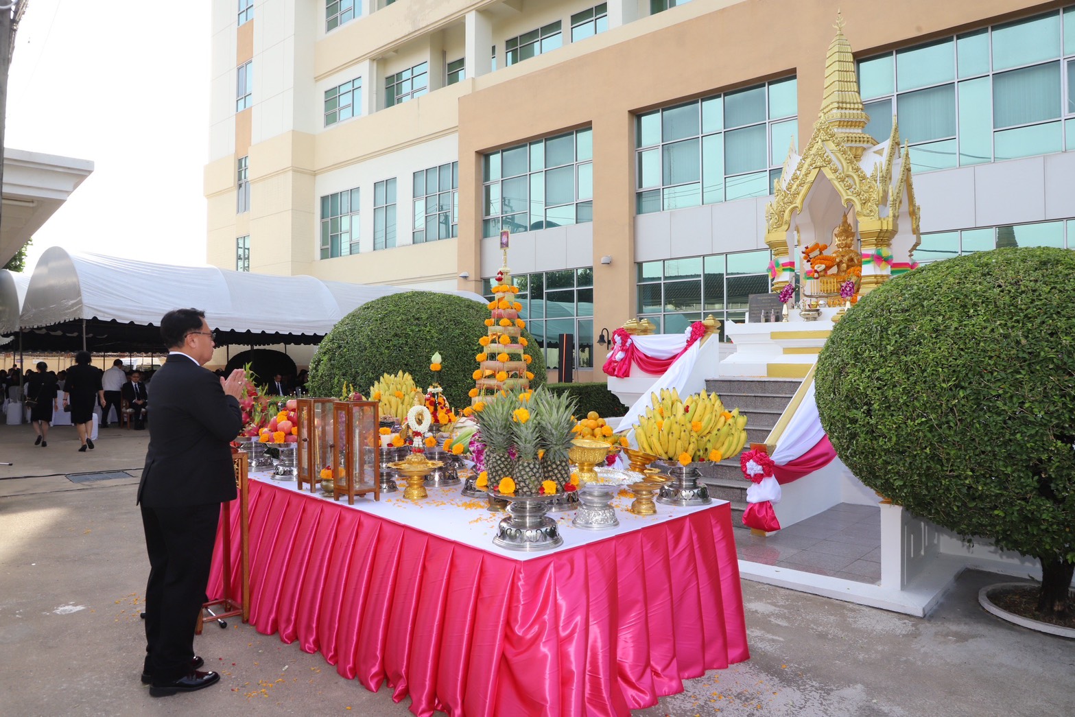 กรมบังคับคดีจัดพิธีบวงสรวงท่านท้าวมหาพรหมและศาลตายาย เนื่องในวันคล้ายวันสถาปนากรมบังคับคดี ครบรอบ 51 ปี